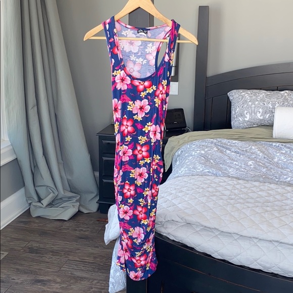 EUC Venus midi bodycon with ruching. - Picture 2 of 5